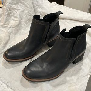 Korks Tea Ankle Booties 6.5M NWOT